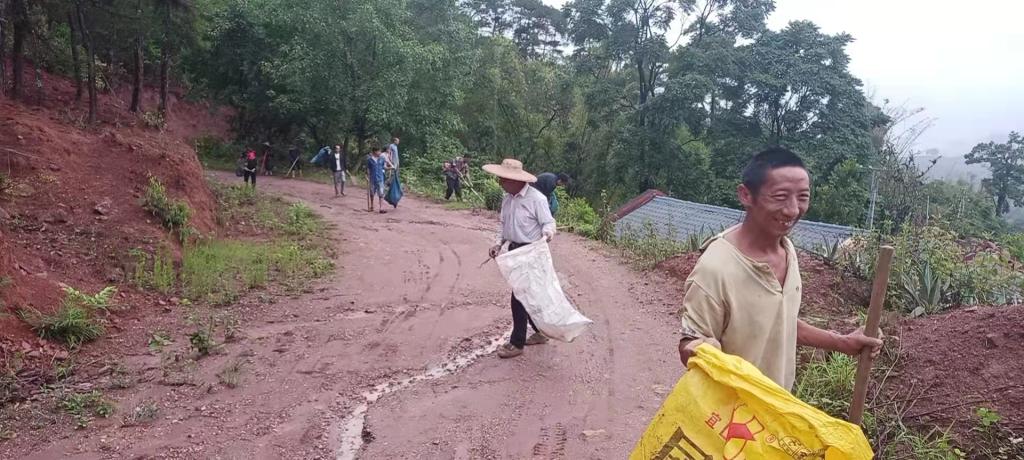 忙怀乡全民总动员村庄换新衣