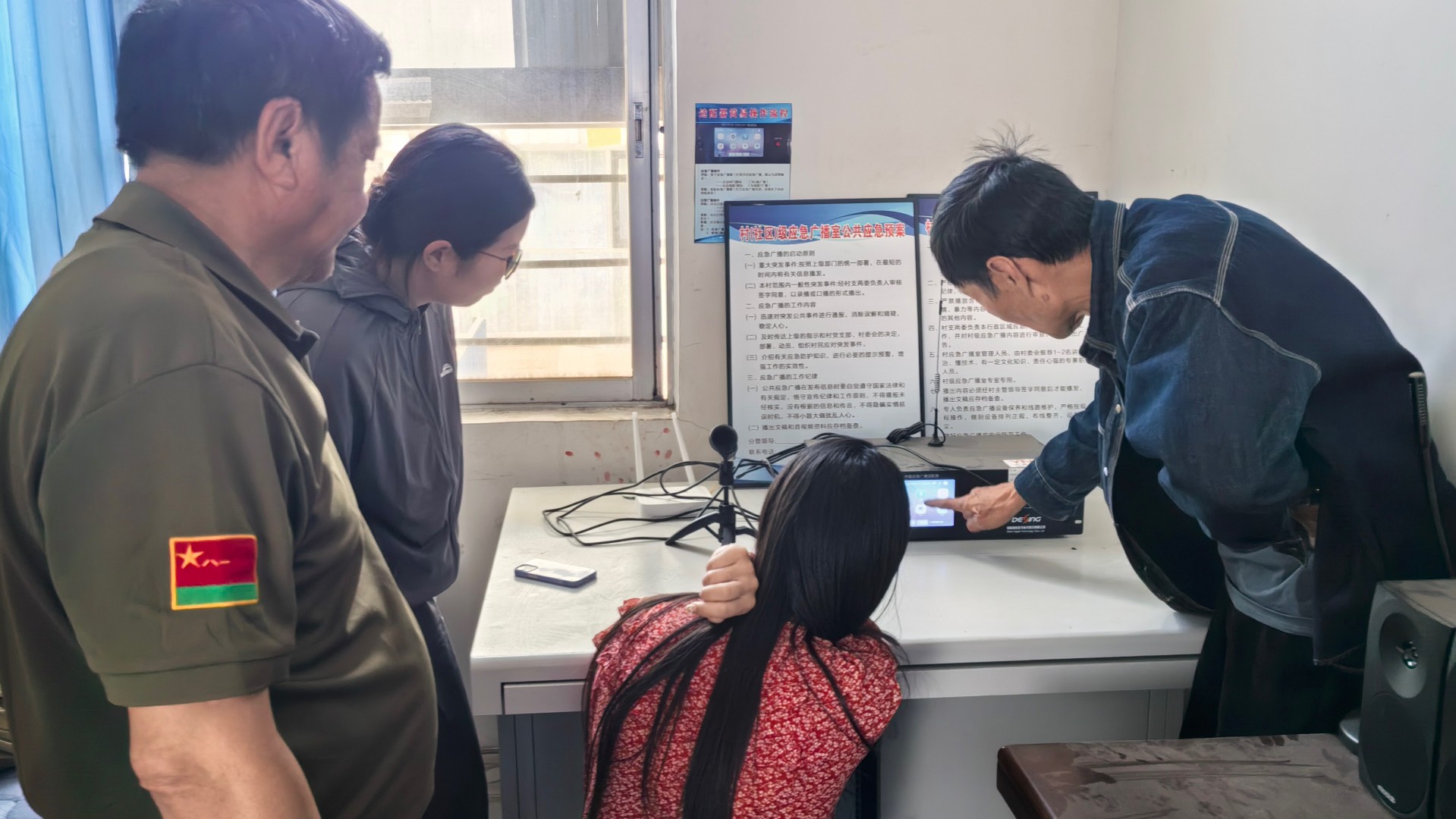技术人员深入村组就应急广播运维作技术指导.jpg