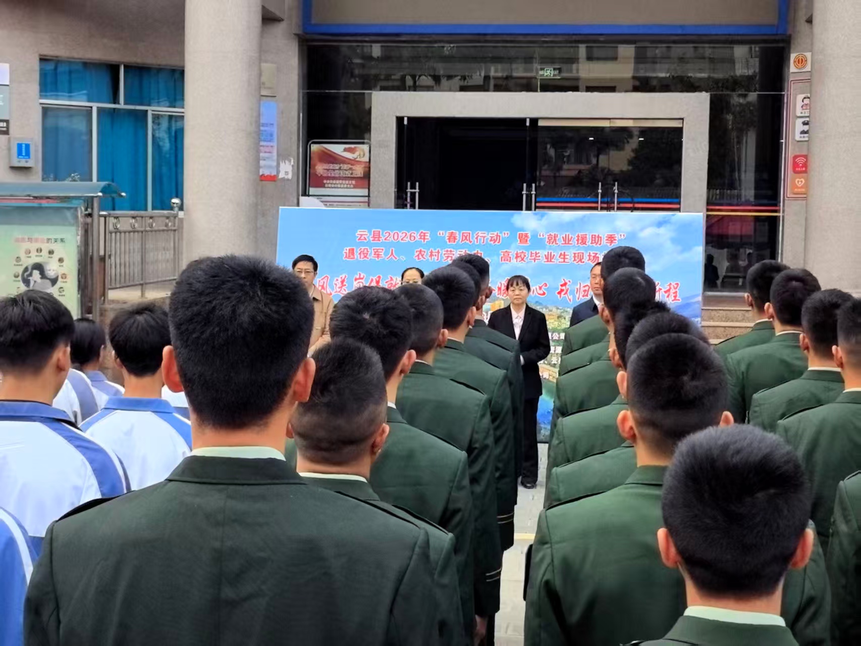 协同人社局办“家门口招聘会”.jpg