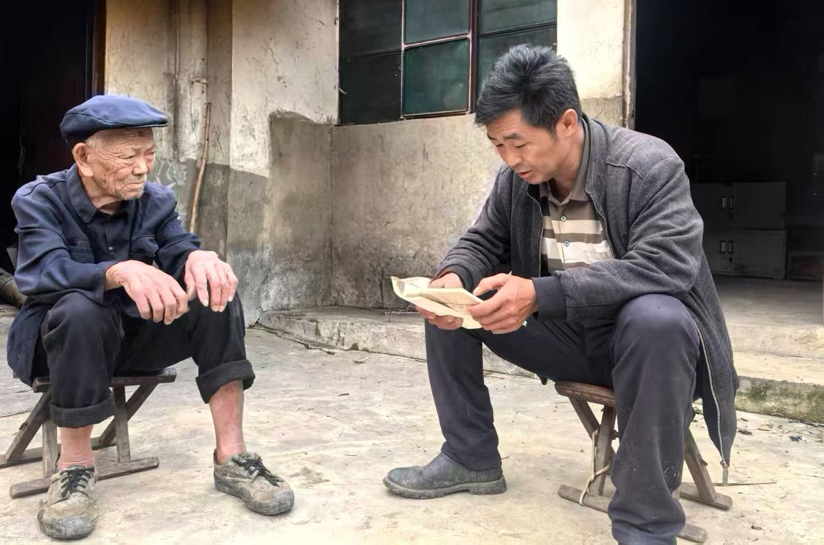 龙潭村党总支书记石山发送教上门.jpg