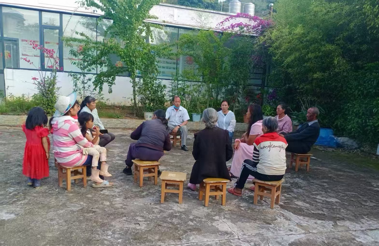团结村党总支书记杨新芳在庭院宣讲.jpg