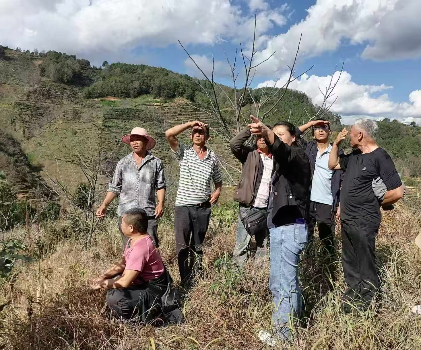 新合村党总支书记石山凤和群众调研.jpg