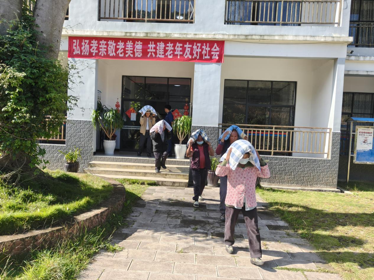 在敬老院开展应急演练.png