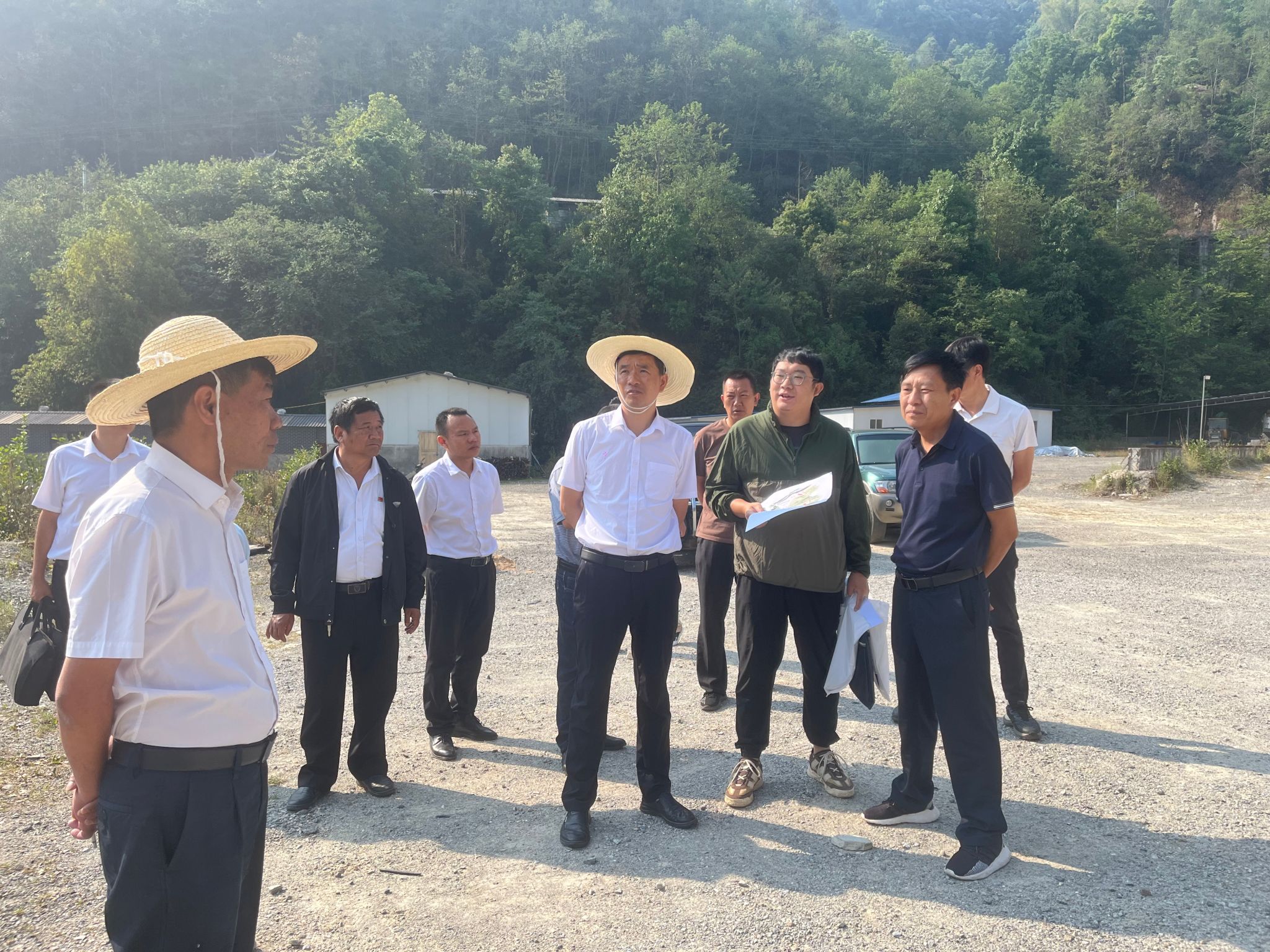 县委副书记、县人民政府县长段学能深入茂兰镇哨街村九年一贯制学校召开地质灾害治理工作现场推进会