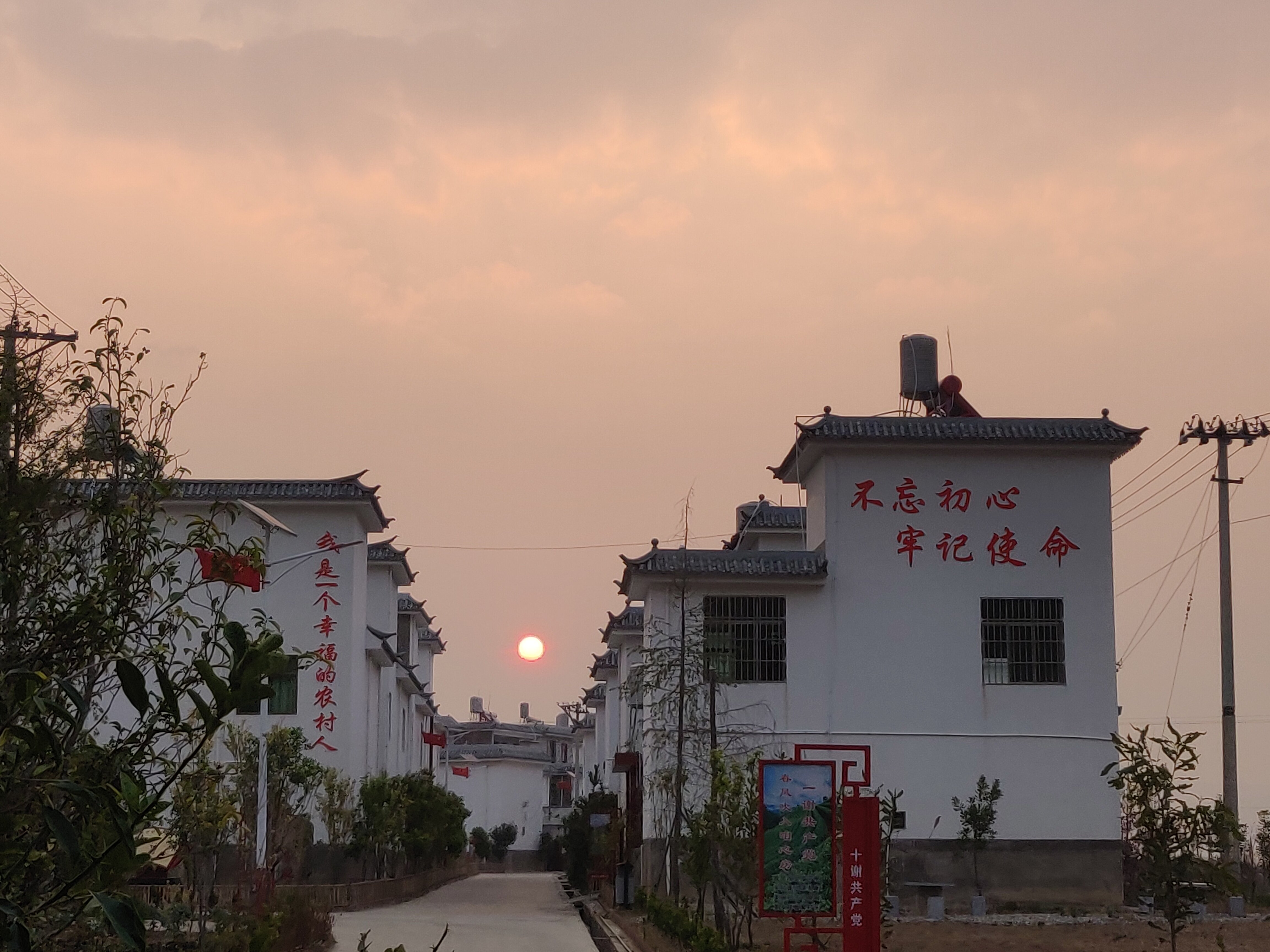 新寨异地搬迁点.jpg